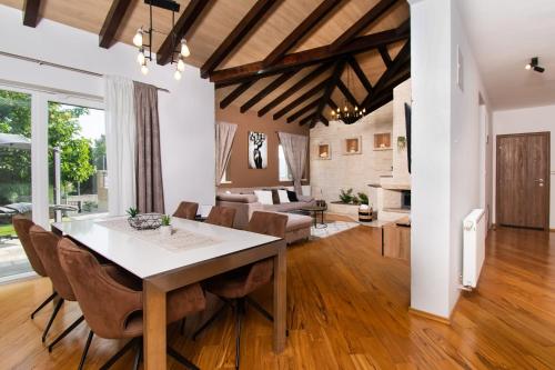 Villa Whitestone