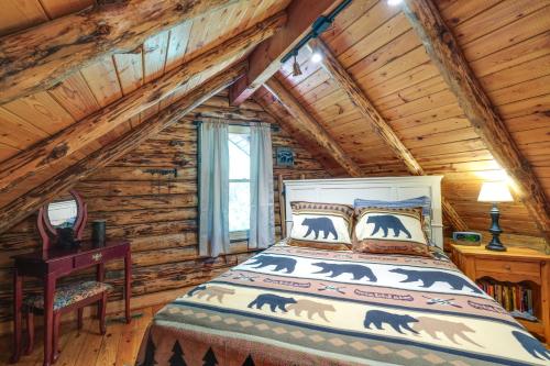 1 dormitorio con 1 cama en una cabaña de madera en Secluded Meadows of Dan Cabin with Fire Pit!, en Meadows of Dan