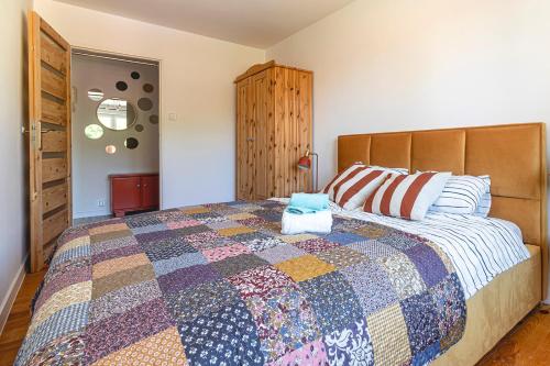 - une chambre avec un lit doté d'une couette colorée dans l'établissement Apartament Żółty Stół, à Ustka