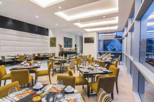 a dining room filled with tables and chairs at Four Points by Sheraton Cuenca in Cuenca