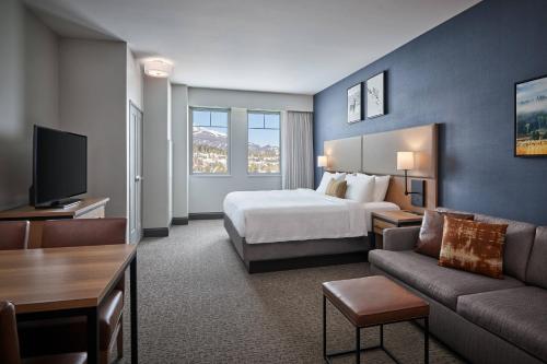 um quarto de hotel com uma cama e um sofá em Residence Inn by Marriott Big Sky/The Wilson Hotel em Big Sky