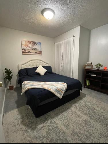 Ένα ή περισσότερα κρεβάτια σε δωμάτιο στο Spacious 1king bd/2queen bd/* 1 mile from I-85