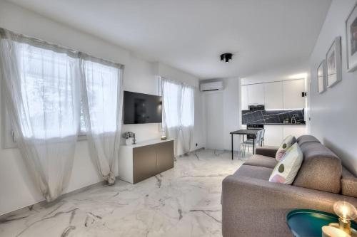 un salon avec un canapé et une table dans l'établissement The White Cocoon in Antibes City, à Antibes