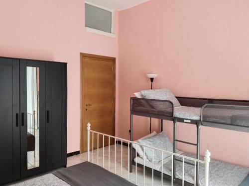 two bunk beds in a room with pink walls at Casa Vacanze Arturo in Bari