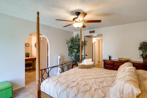 - une chambre avec un lit et un ventilateur de plafond dans l'établissement Centrally Located Glendale Home with Yard and Grill, à Glendale