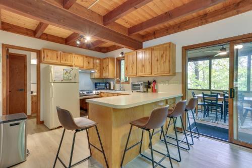 Imagen de la galería de Screened Porch and Grill Lake Ariel Vacation Rental, en Lake Ariel