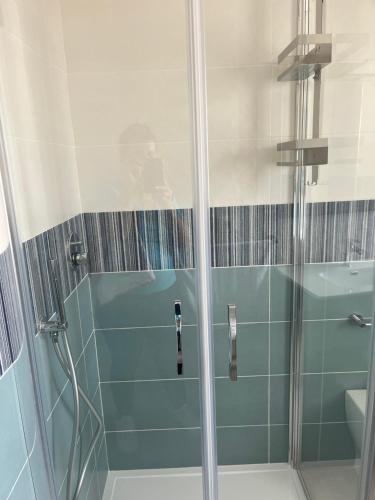 een douche met een glazen deur in de badkamer bij Profumo di Mare new 2023 in Alcamo Marina