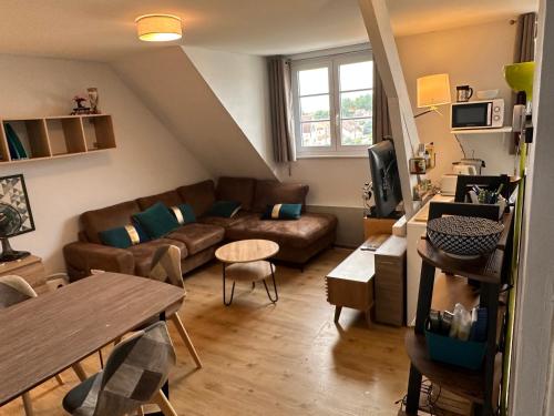 un salon avec un canapé et une table dans l'établissement Appartement Stella-Plage Proche Touquet-Paris-Plage, à Stella-Plage