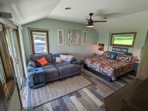 uma sala de estar com um sofá e uma cama em Corsa's Pillowfort em Juneau