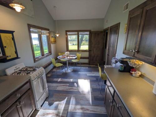 uma cozinha com um fogão e uma mesa com cadeiras em Corsa's Pillowfort em Juneau
