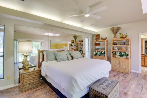 - une chambre avec un lit blanc et un ventilateur de plafond dans l'établissement Serene Abilene Oasis on 4 Secluded Acres!, à Abilene
