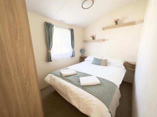Postel nebo postele na pokoji v ubytování Edinburgh - Seton Sands-Salsa Caravan-Pet Friendly