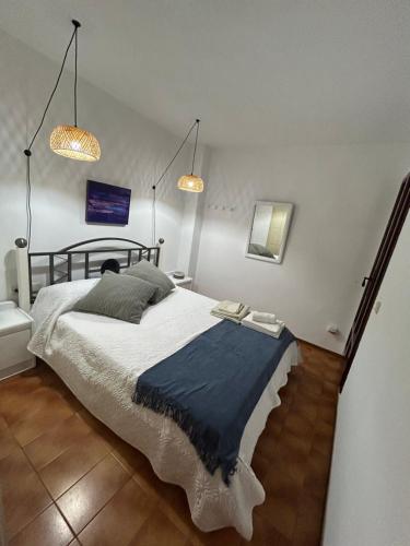 um quarto com uma cama grande e duas luzes em La Perla em Palamós
