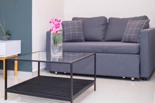 a living room with a couch and a glass coffee table at אדם וחווה - סוויטות מפנקות עם ג'קוזי פרטי ובריכה במתחם מול נוף גלילי מושלם in Gornot HaGalil