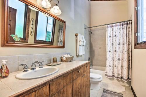 La salle de bains est pourvue d'un lavabo, de toilettes et d'un miroir. dans l'établissement Tranquility Guest House, à Kailua-Kona