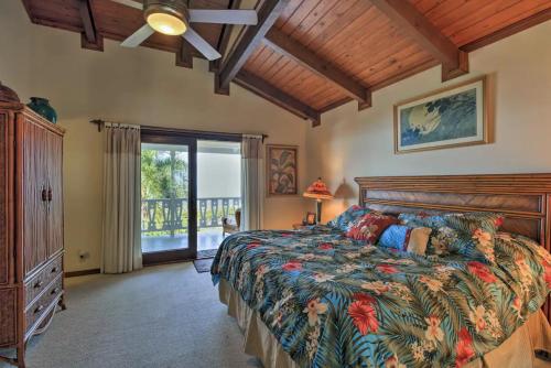 - une chambre avec un grand lit et une fenêtre dans l'établissement Tranquility Guest House, à Kailua-Kona