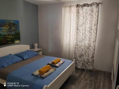 1 dormitorio con 1 cama con toallas y ventana en Sea View Apartment Sunrise Poljica & Blue Lagoon Rent A Boat, en Poljica