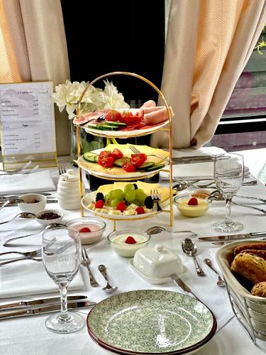 una mesa con platos de comida y vasos. en Villa Tropicana Berlin Potsdam, en Teltow