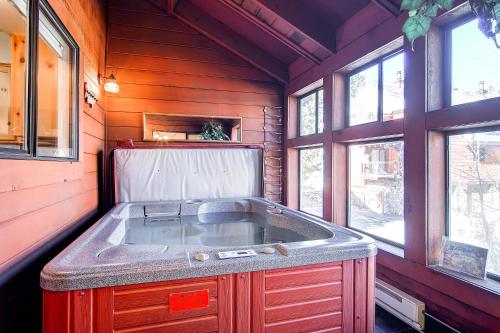 uma cozinha com uma grande banheira num quarto com janelas em Stunning Multi-Level Home near Hiking Trails and Main St, with PRIVATE Hot Tub WP33 em Breckenridge