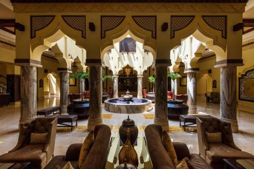 ドーハにあるSharq Village & Spa, a Ritz-Carlton Hotelの建物中央に噴水のあるロビー