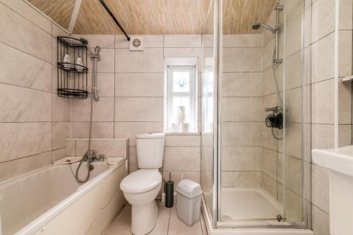 uma casa de banho com um WC, uma banheira e um chuveiro em 3-Bed House Near Lakeside Mall, Onsite Parking em Grays Thurrock