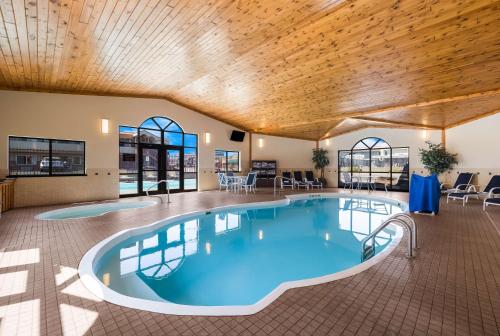 沃爾的住宿－普萊恩斯貝斯特韋斯特汽車旅館，一个带桌椅的房间,一个大型游泳池