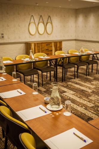 Restoran atau tempat lain untuk makan di Garden Court Polokwane