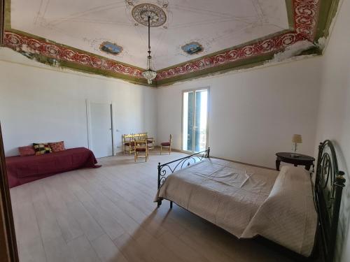 Un dormitorio con una cama y un techo. en Antica Dimora, en Termini Imerese