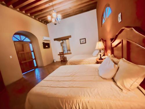 - une chambre avec 2 lits dans l'établissement HOTEL PLAZA VASCO, à Pátzcuaro