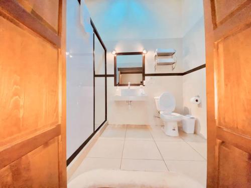 a bathroom with a toilet and a mirror at HOTEL PLAZA VASCO in Pátzcuaro
