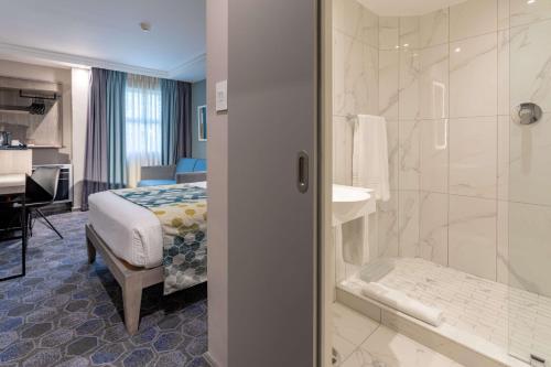 Bilik mandi di StayEasy Mbombela