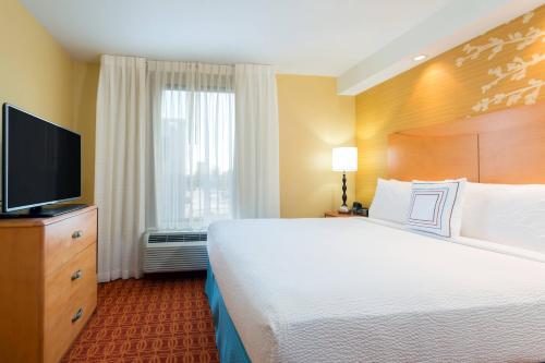 Krevet ili kreveti u jedinici u okviru objekta Fairfield Inn & Suites Louisville Downtown