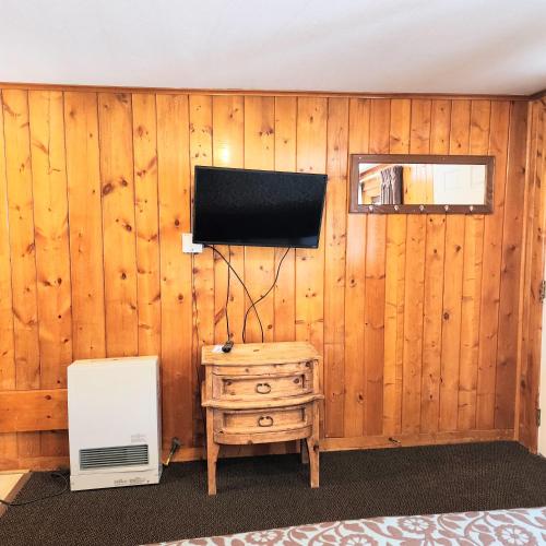 Televisyen dan/atau pusat hiburan di Canyon Motel near Rocky Mountain National Park