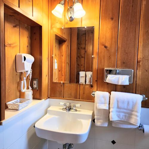 Bilik mandi di Canyon Motel near Rocky Mountain National Park