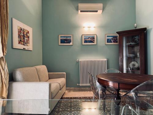 a living room with a couch and a table at Best Stay - Intendenza21 in Bari