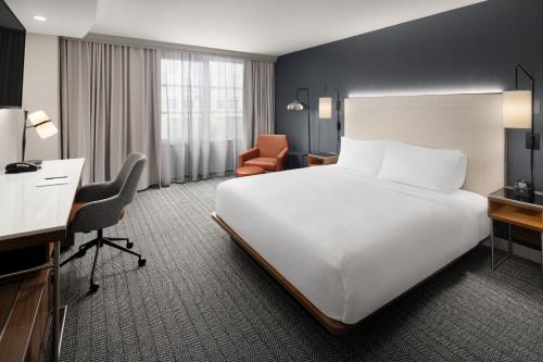 Postel nebo postele na pokoji v ubytování Courtyard by Marriott Seattle Bellevue/Downtown