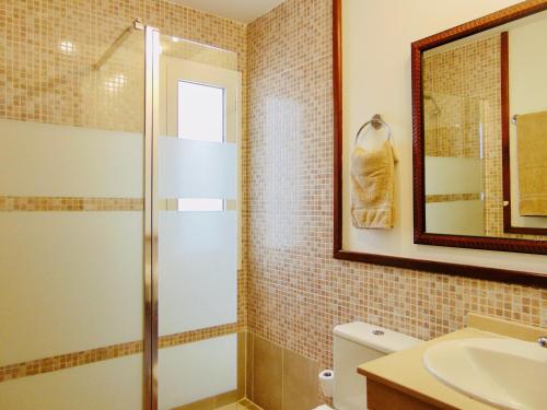 een badkamer met een douche, een toilet en een wastafel bij Vista al Mar Fuerteventura in Puerto del Rosario