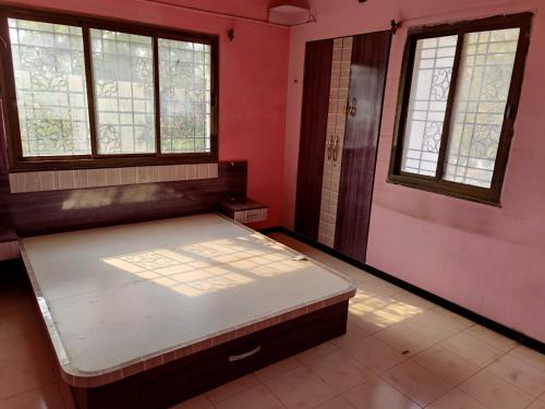 Ένα ή περισσότερα κρεβάτια σε δωμάτιο στο OYO Home Tanishka