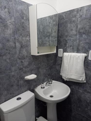 y baño con lavabo, aseo y espejo. en Portal del Rio en Formosa