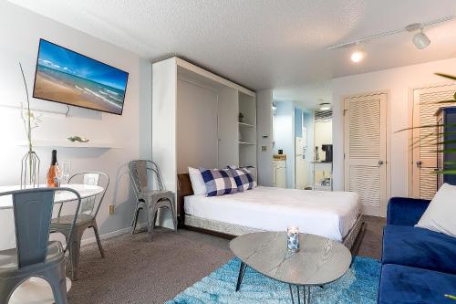 una camera con letto, tavolo e divano di Beautiful Lake View Studio Condo at The Shores a Traverse City