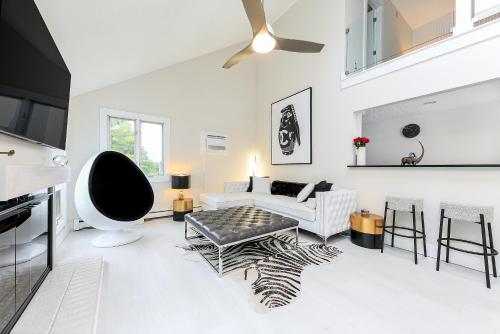 ein weißes Wohnzimmer mit einem Sofa und einem Tisch in der Unterkunft Exquisite One of a kind 3BDR Condo at Hilltop 5736 in Traverse City