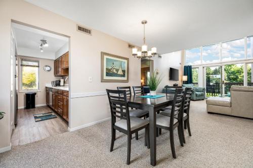 uma sala de jantar e sala de estar com mesa e cadeiras em Beautiful 2BDR Loft Suite at Golf Course Condo 5549 em Traverse City