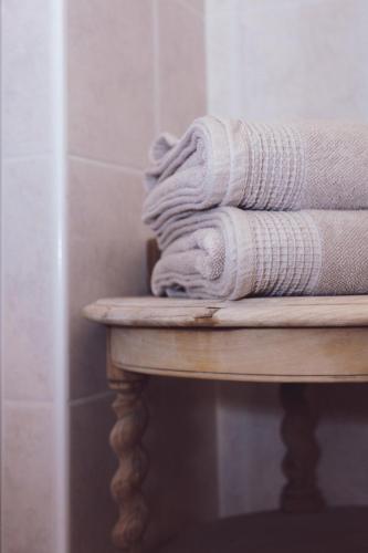 une pile de serviettes assises sur une table dans l'établissement L'Ostal Bestòrt, à Vézénobres