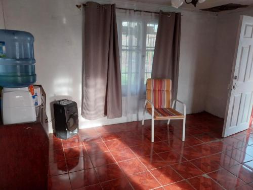 sala de estar con silla y ventana en Mary, en Curicó