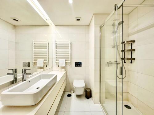 Luz Benfica Apartment في لشبونة: حمام مع حوض ودش ومرحاض