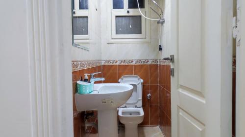 شقق العصافرة الفندقية في الإسكندرية: حمام مع حوض ومرحاض