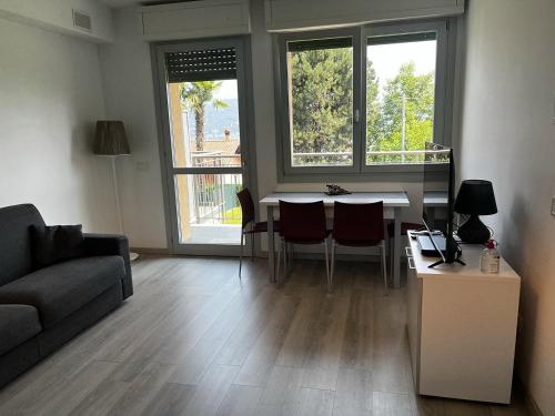 Posezení v ubytování MagicView Baveno apartment with garden and lake view