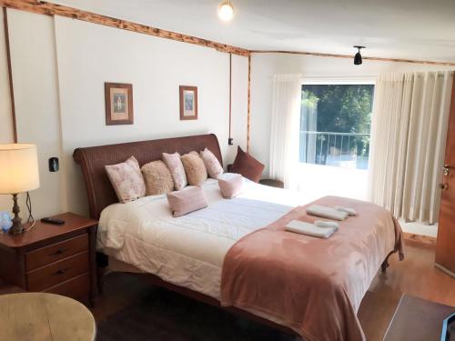 מיטה או מיטות בחדר ב-Campos do Jordão Suites
