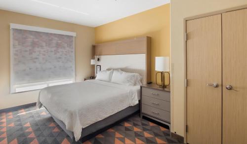 ein Schlafzimmer mit einem großen Bett und einem Fenster in der Unterkunft Holiday Inn Hotel & Suites Waco Northwest, an IHG Hotel in Bellmead