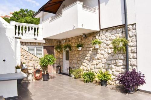 Apartments with hot tub Novi Vinodolski - 2348